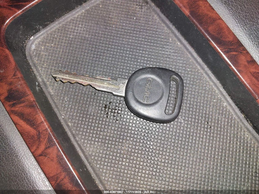 2008 GMC Yukon Denali VIN: 1GKFK638X8J239073 Lot: 43671907