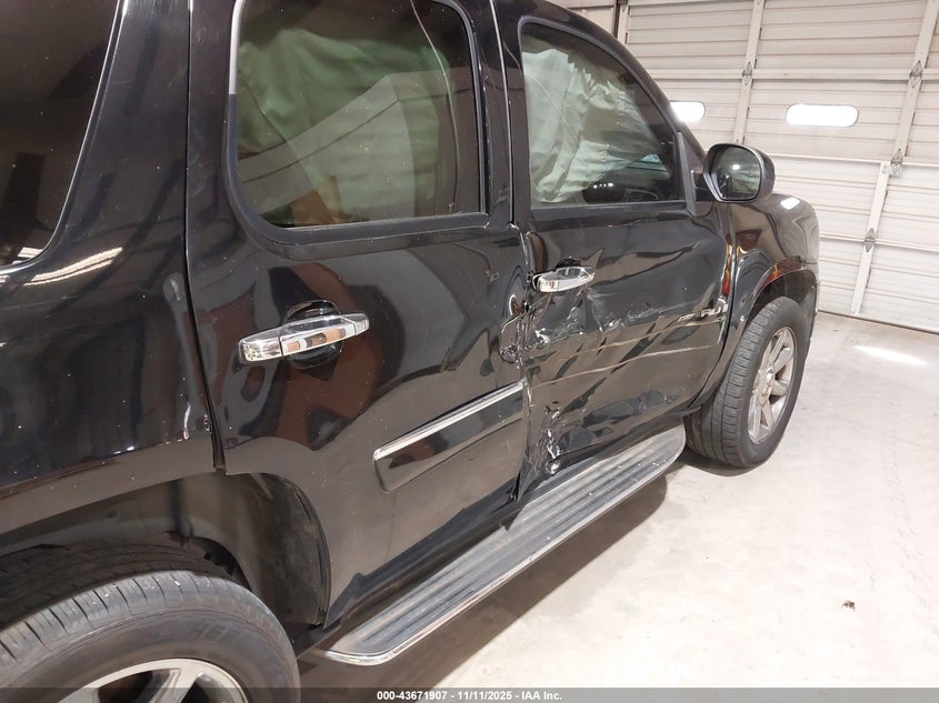 2008 GMC Yukon Denali VIN: 1GKFK638X8J239073 Lot: 43671907