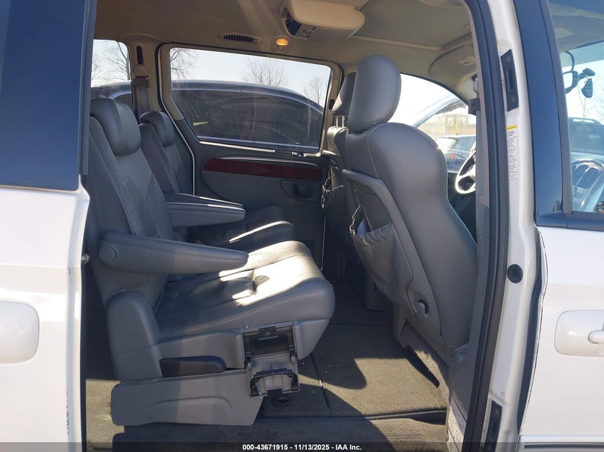 2005 Chrysler Town & Country Limited VIN: 2C4GP64L85R260970 Lot: 43671915