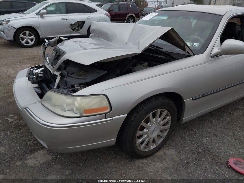 2006 Lincoln Town Car Signature VIN: 1LNHM81W66Y620608 Lot: 43672937