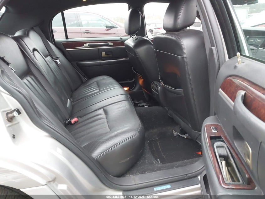 2006 Lincoln Town Car Signature VIN: 1LNHM81W66Y620608 Lot: 43672937