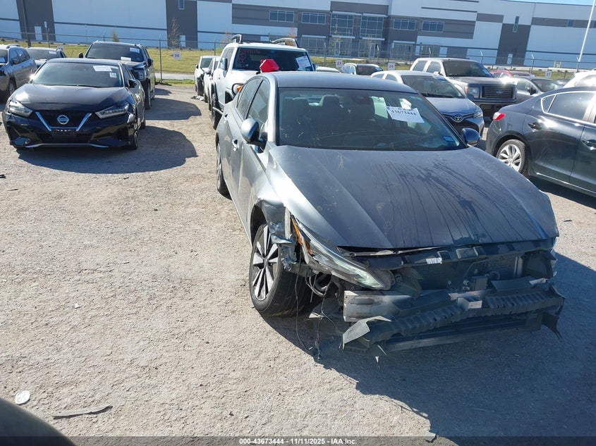 NISSAN ALTIMA SV FWD