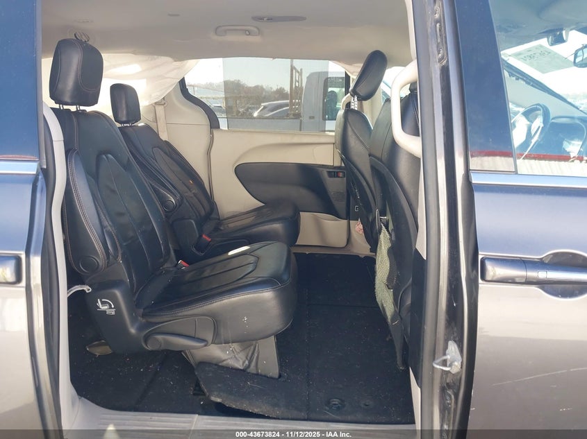 2017 Chrysler Pacifica Touring-L VIN: 2C4RC1BG6HR745464 Lot: 43673824