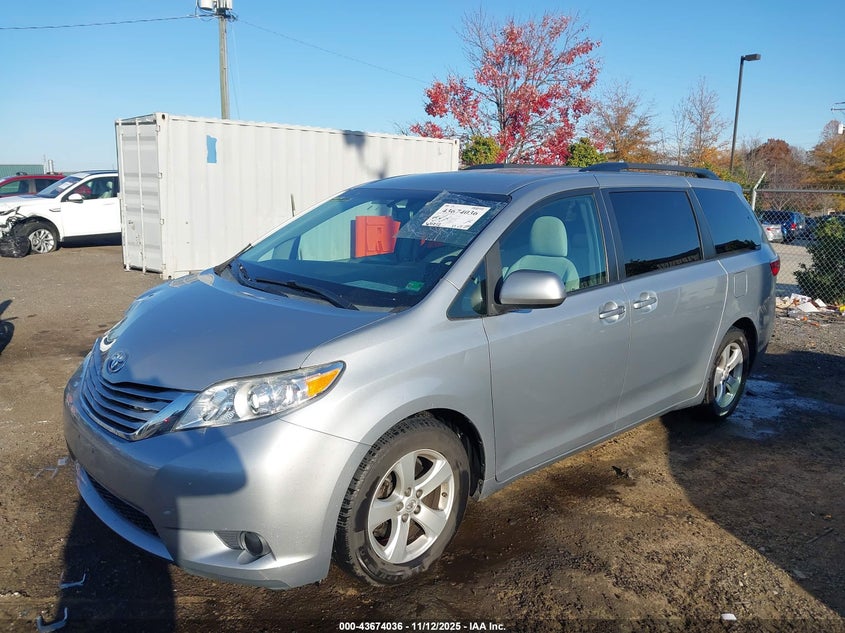 5TDKK3DC2FS684189 2015 TOYOTA SIENNA photo no. 2