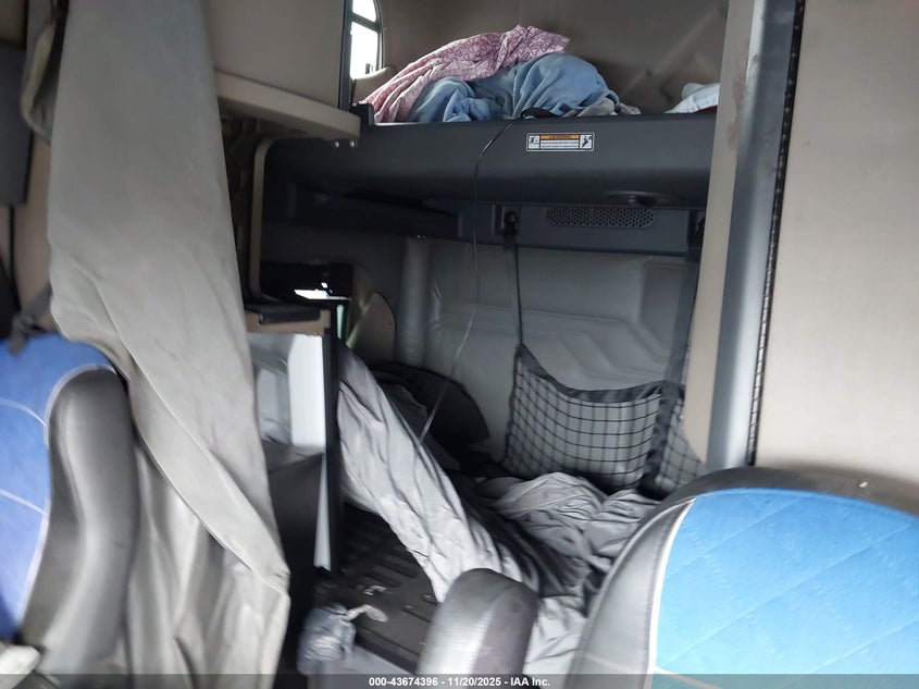 2017 FREIGHTLINER CASCADIA 125 auction photo 7
