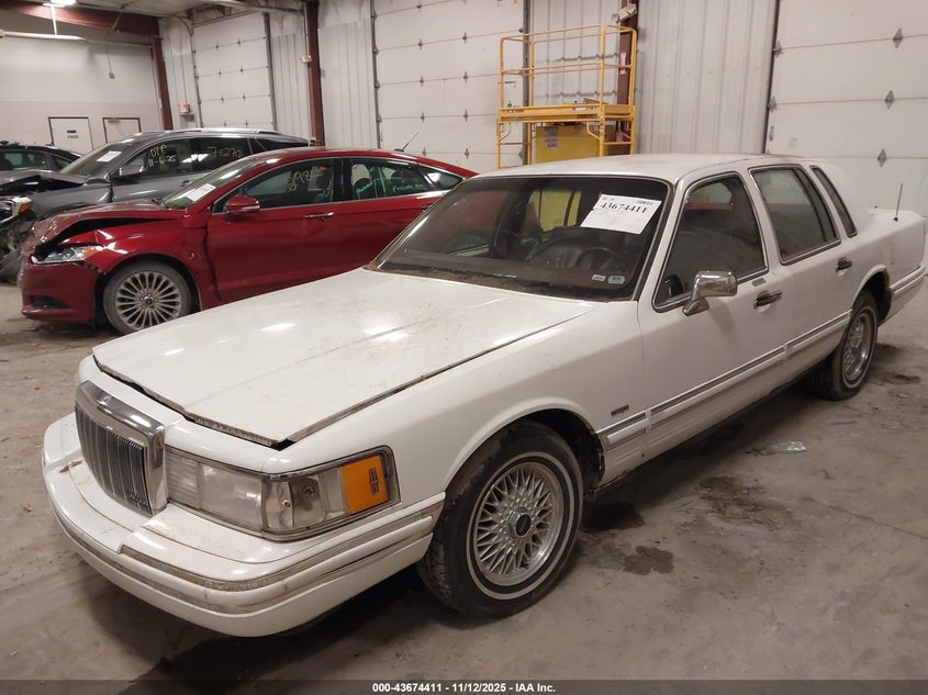 1LNLM81W2NY630450 1992 LINCOLN TOWN CAR photo no. 2