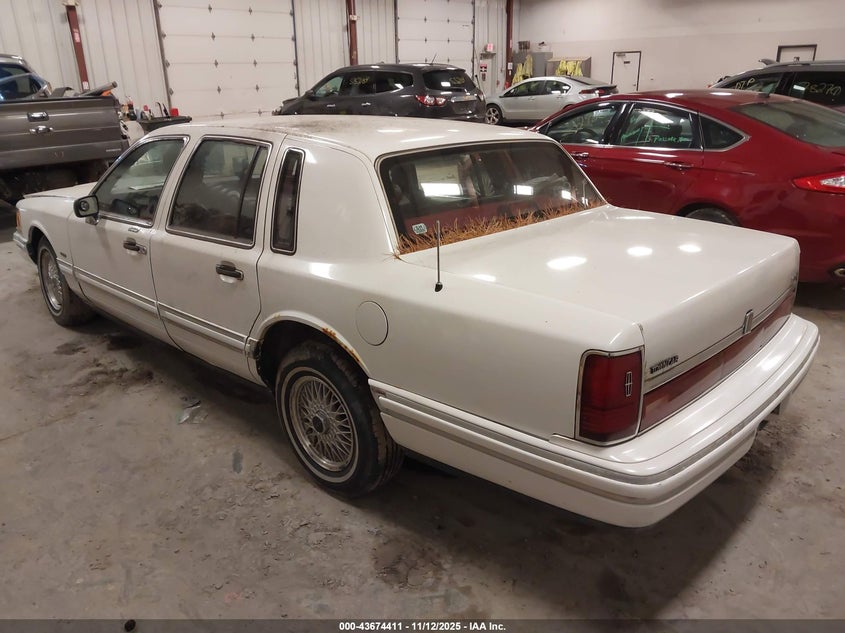 1LNLM81W2NY630450 1992 LINCOLN TOWN CAR photo no. 3