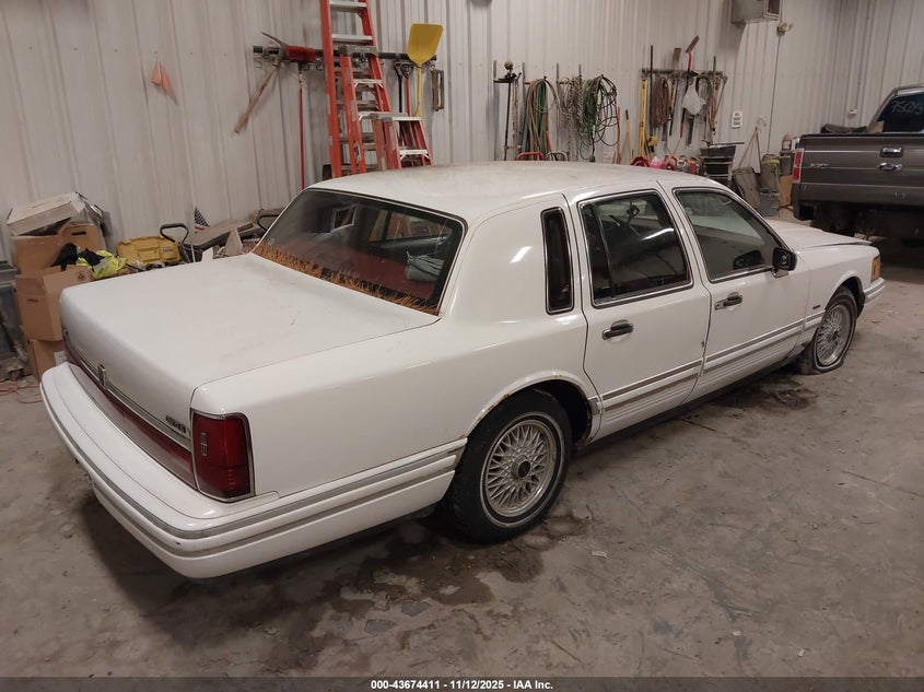 1LNLM81W2NY630450 1992 LINCOLN TOWN CAR photo no. 4