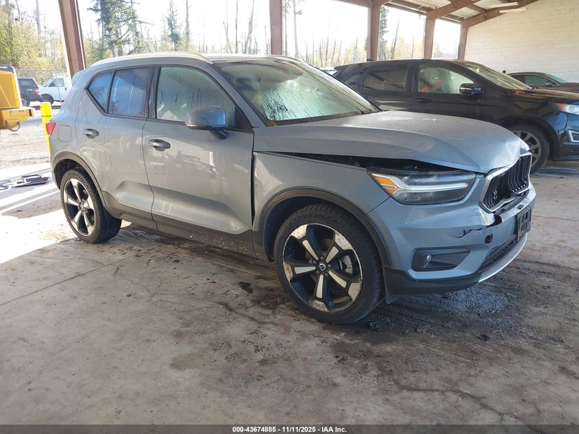 VOLVO XC40 T5 MOMENTUM
