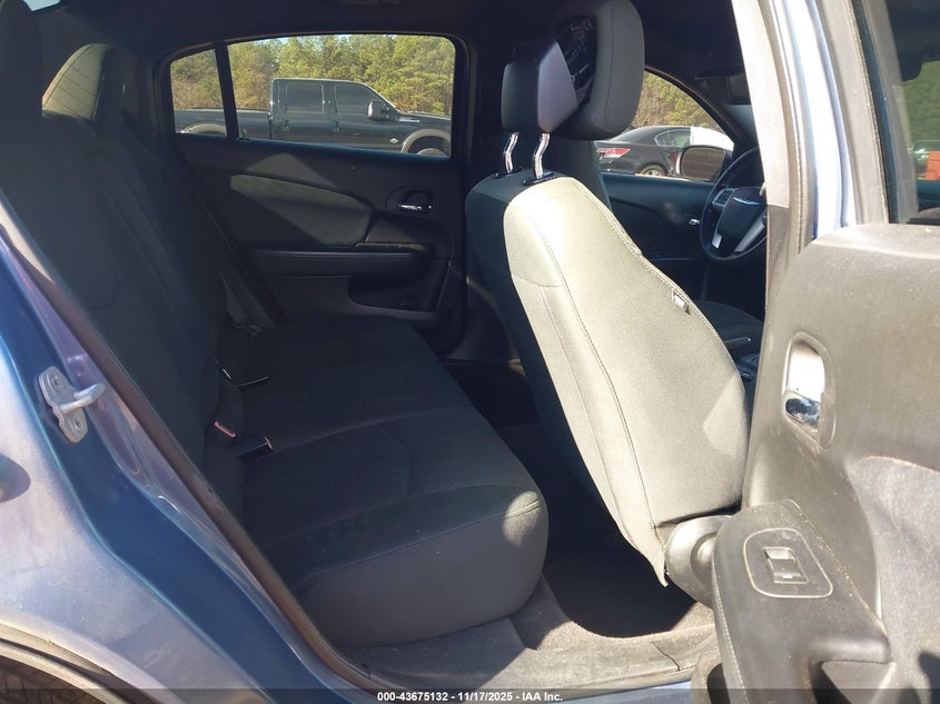 2011 Chrysler 200 Touring VIN: 1C3BC1FB2BN585673 Lot: 43675132