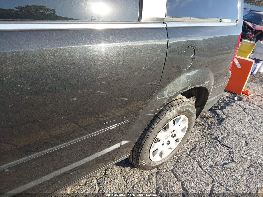 2010 Chrysler Town & Country Lx VIN: 2A4RR4DE4AR226568 Lot: 43675255