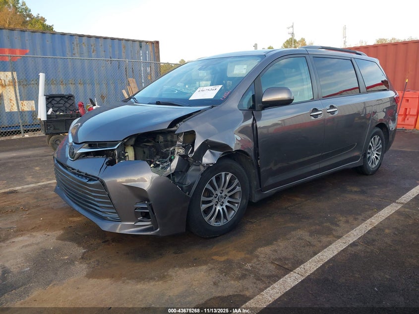 5TDYZ3DC2JS957419 2018 TOYOTA SIENNA photo no. 2