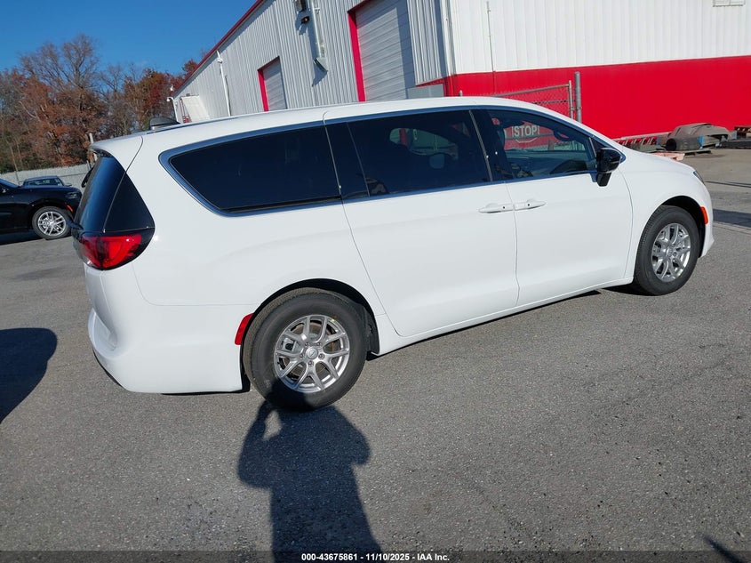 2C4RC1CG6TR192578 2026 CHRYSLER VOYAGER photo no. 4