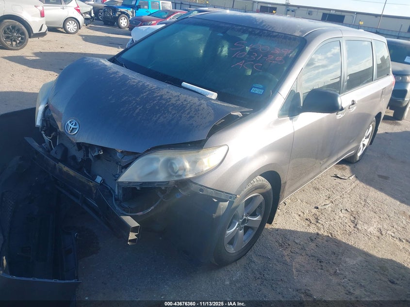 5TDZK3DC3ES512900 2014 TOYOTA SIENNA photo no. 2
