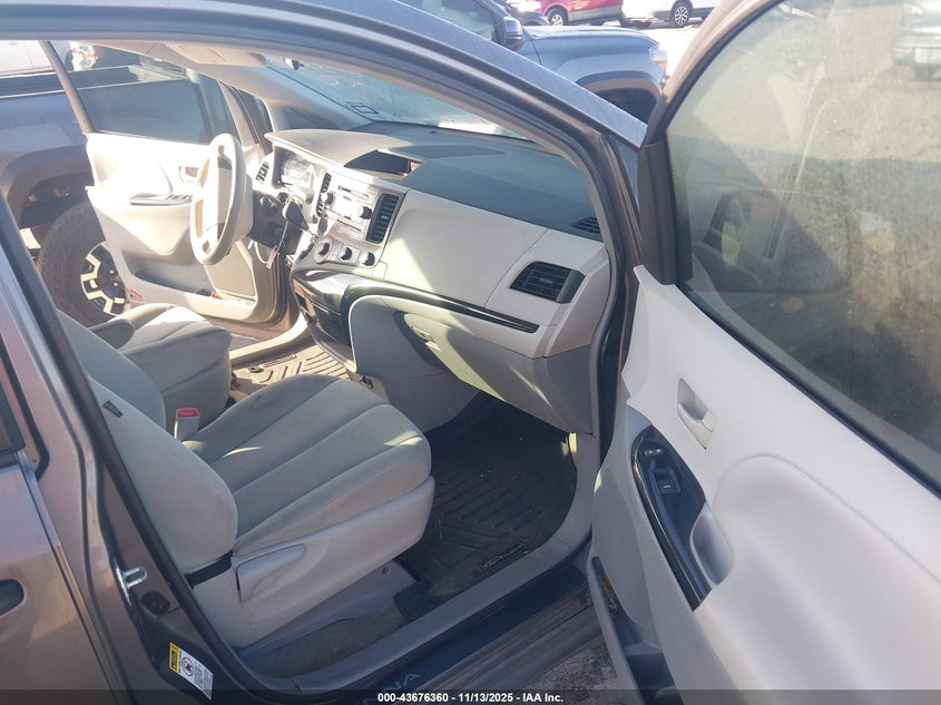 5TDZK3DC3ES512900 2014 TOYOTA SIENNA photo no. 5