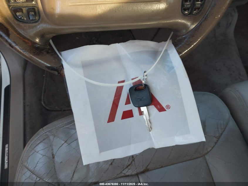 2001 Lincoln Town Car Cartier VIN: 1LNHM83W61Y713277 Lot: 43676380