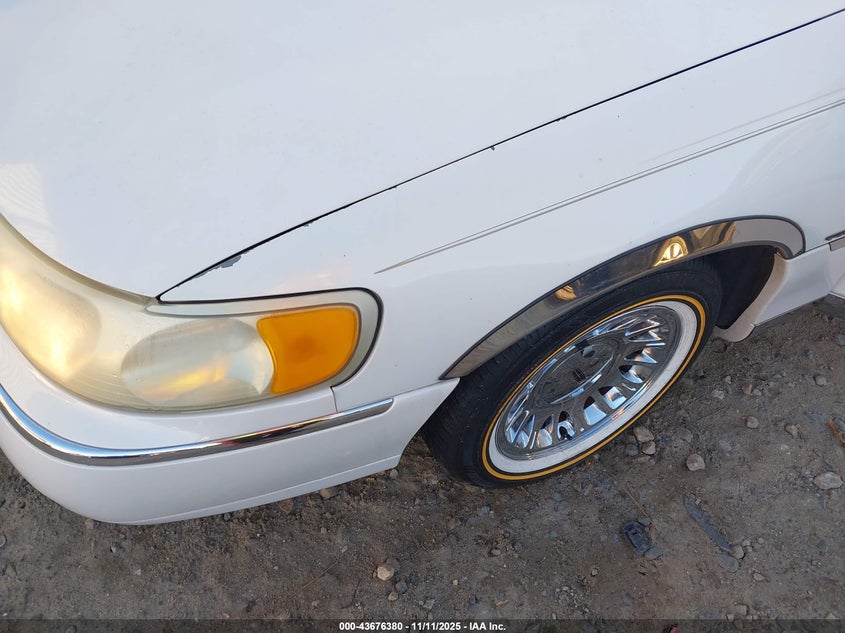 2001 Lincoln Town Car Cartier VIN: 1LNHM83W61Y713277 Lot: 43676380