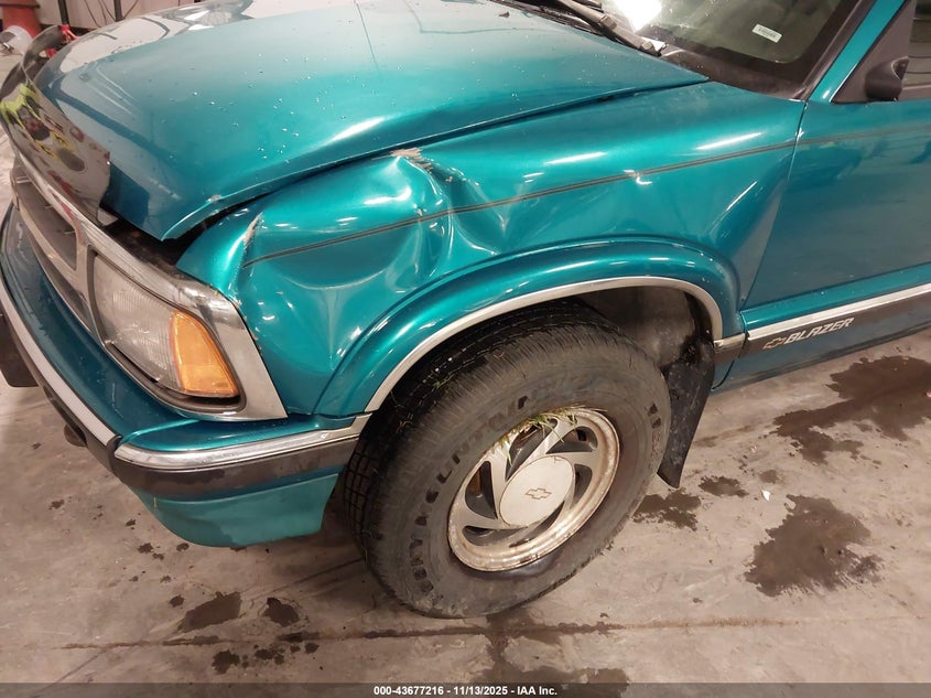 1996 Chevrolet Blazer VIN: 1GNDT13WXT2108852 Lot: 43677216