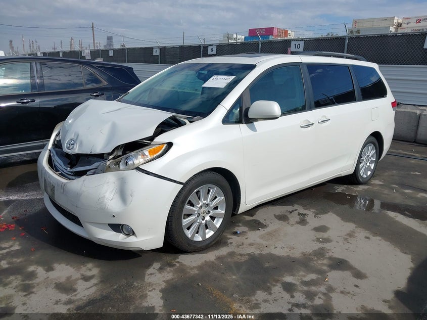 5TDYK3DCXBS106443 2011 TOYOTA SIENNA photo no. 2