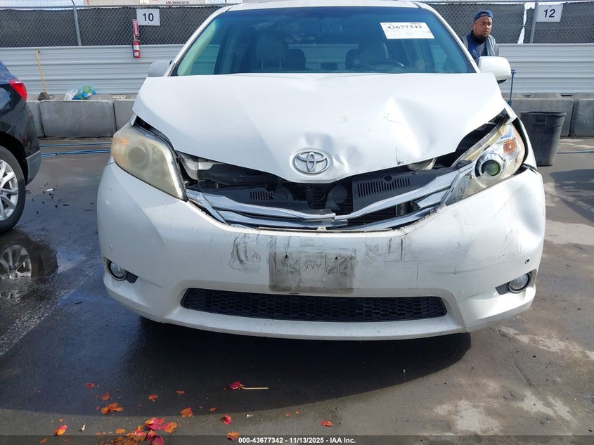 5TDYK3DCXBS106443 2011 TOYOTA SIENNA photo no. 6