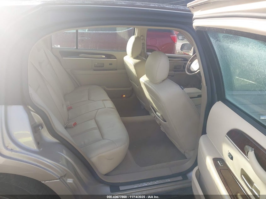 2008 Lincoln Town Car Signature L VIN: 2LNHM85W98X634371 Lot: 43677868