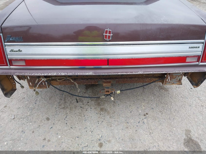 1988 Lincoln Town Car VIN: 1LNBM81F0JY771409 Lot: 43678086