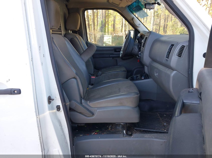 1N6BF0KM5HN807875 2017 NISSAN NV photo no. 5