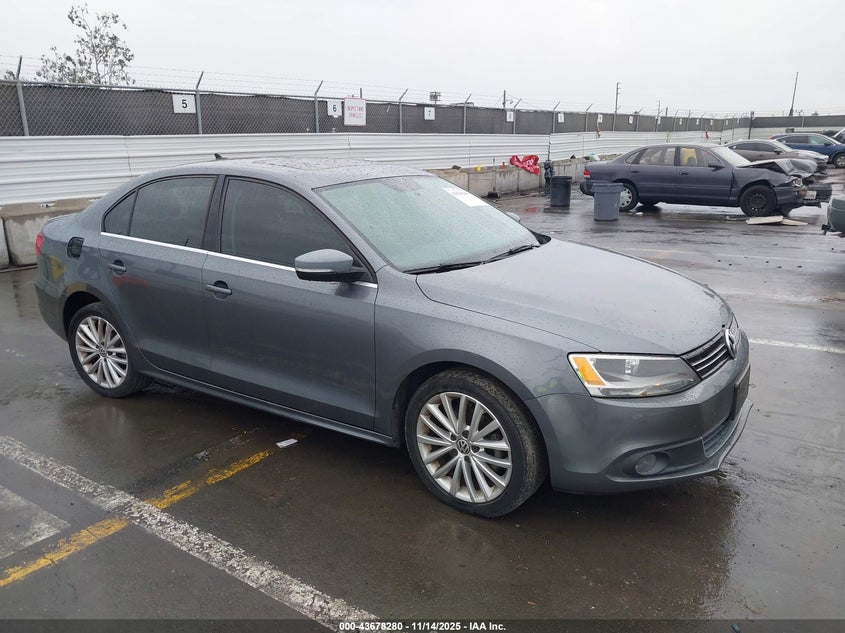 2013 VOLKSWAGEN JETTA 2.5L SEL - 3VWLP7AJ2DM440911