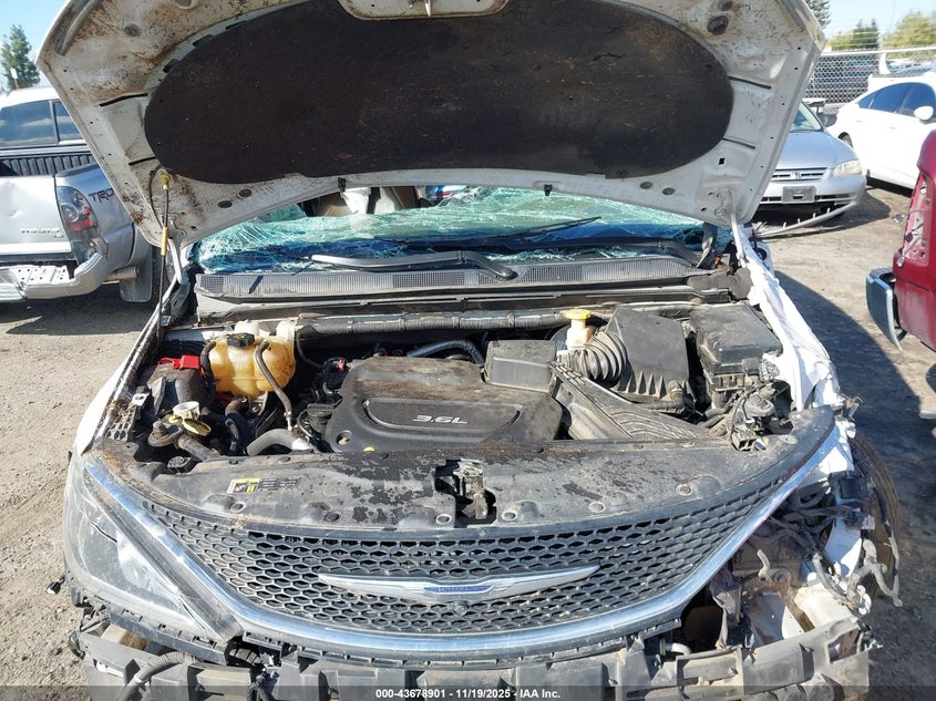 2017 Chrysler Pacifica Limited VIN: 2C4RC1GG2HR528020 Lot: 43678901