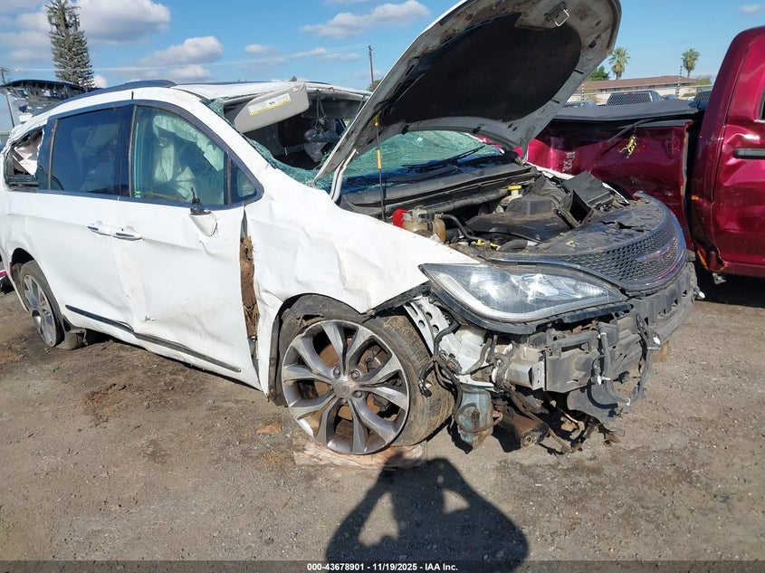 2017 Chrysler Pacifica Limited VIN: 2C4RC1GG2HR528020 Lot: 43678901