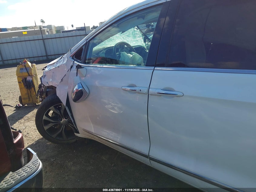 2017 Chrysler Pacifica Limited VIN: 2C4RC1GG2HR528020 Lot: 43678901