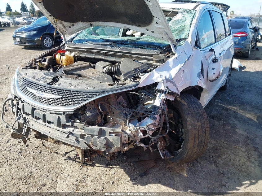 2017 Chrysler Pacifica Limited VIN: 2C4RC1GG2HR528020 Lot: 43678901