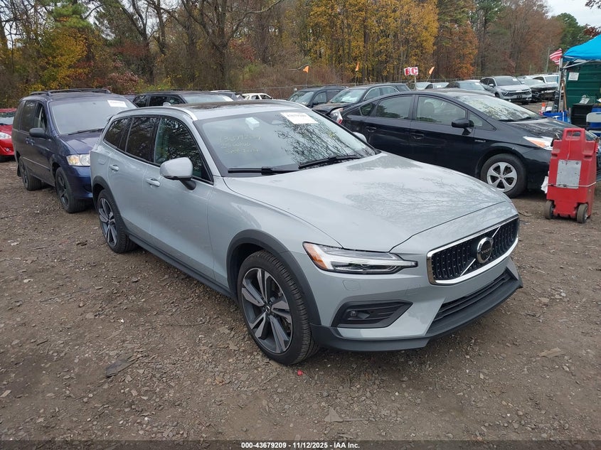 2025 Volvo V60 Cross Country B5 Plus