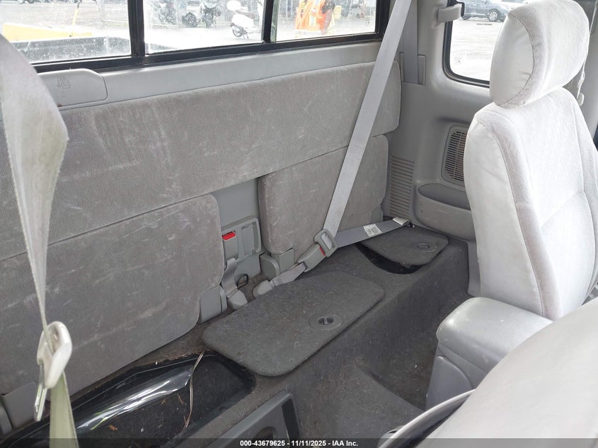 5TEWN72N52Z022852 2002 TOYOTA TACOMA photo no. 8