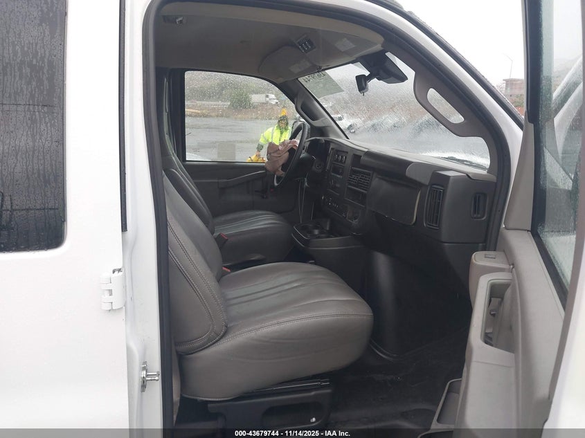 2025 CHEVROLET EXPRESS PASSENGER auction photo 5