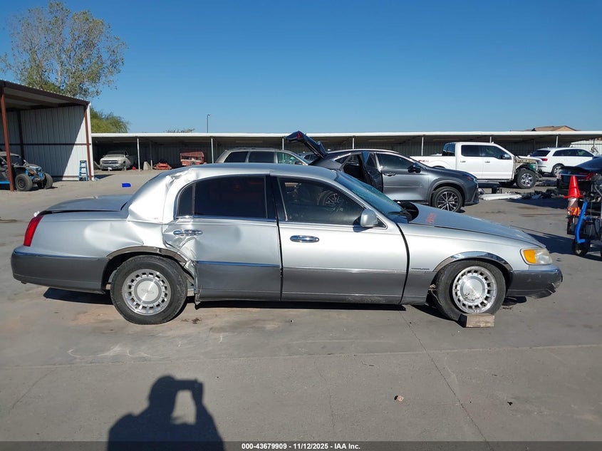 2000 Lincoln Town Car Executive VIN: 1LNHM81W7YY820996 Lot: 43679909