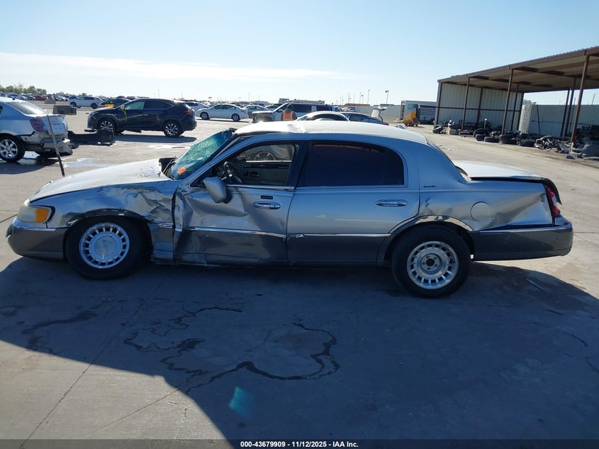 2000 Lincoln Town Car Executive VIN: 1LNHM81W7YY820996 Lot: 43679909