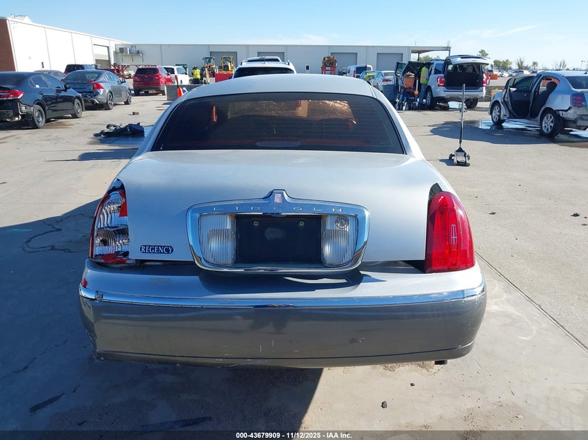 2000 Lincoln Town Car Executive VIN: 1LNHM81W7YY820996 Lot: 43679909