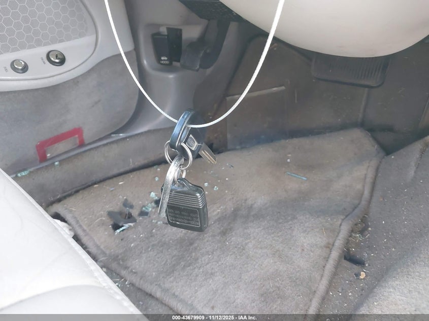 2000 Lincoln Town Car Executive VIN: 1LNHM81W7YY820996 Lot: 43679909