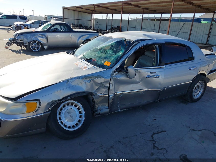 2000 Lincoln Town Car Executive VIN: 1LNHM81W7YY820996 Lot: 43679909