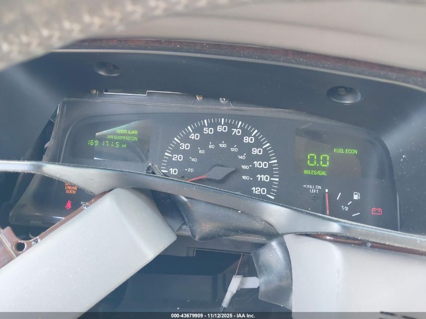 2000 Lincoln Town Car Executive VIN: 1LNHM81W7YY820996 Lot: 43679909