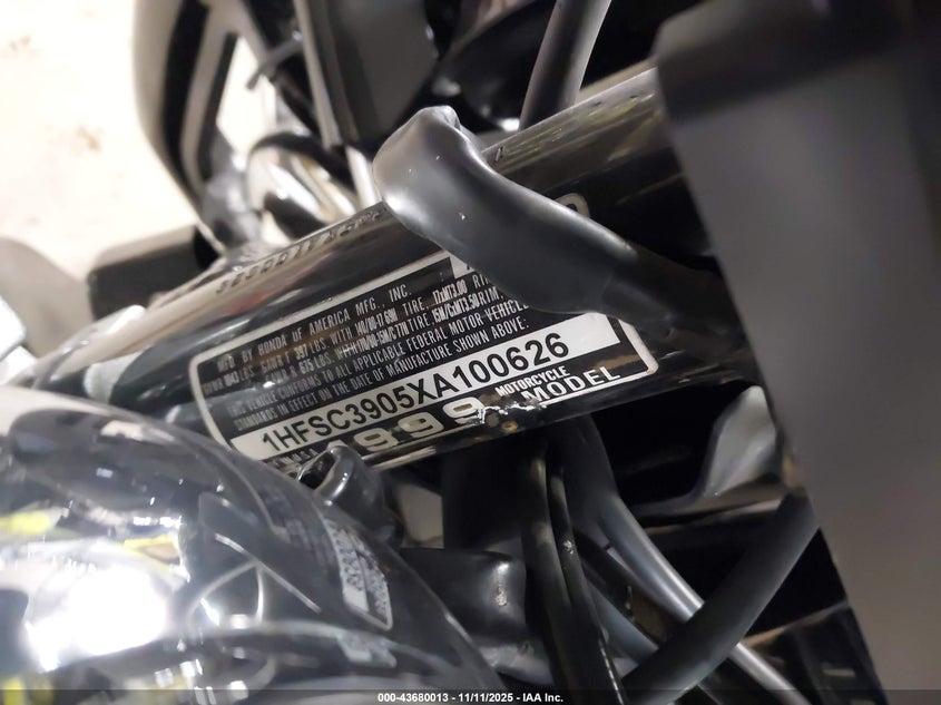 1999 Honda Vt1100 C3 VIN: 1HFSC3905XA100626 Lot: 43680013