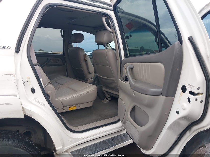 2002 Toyota Sequoia Limited V8 VIN: 5TDZT38A92S082064 Lot: 43680352