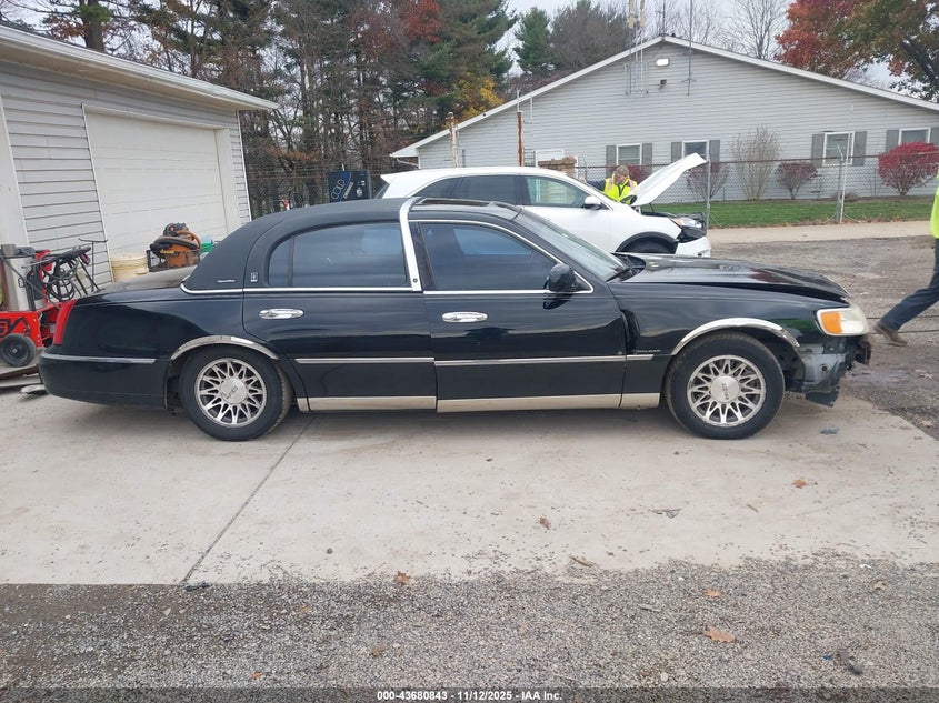 2001 Lincoln Town Car Signature VIN: 1LNHM82W91Y658583 Lot: 43680843