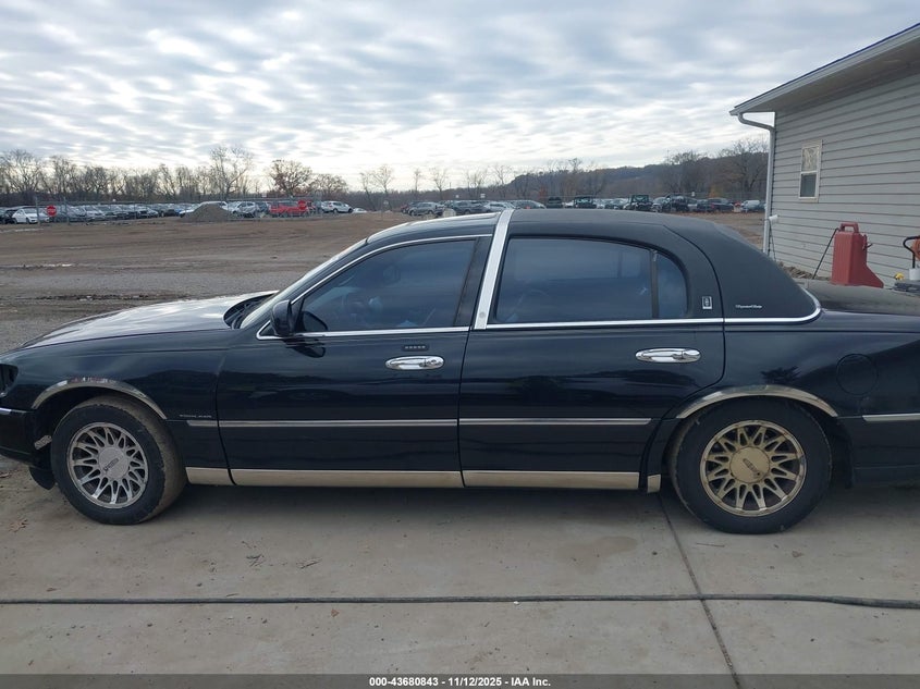 2001 Lincoln Town Car Signature VIN: 1LNHM82W91Y658583 Lot: 43680843