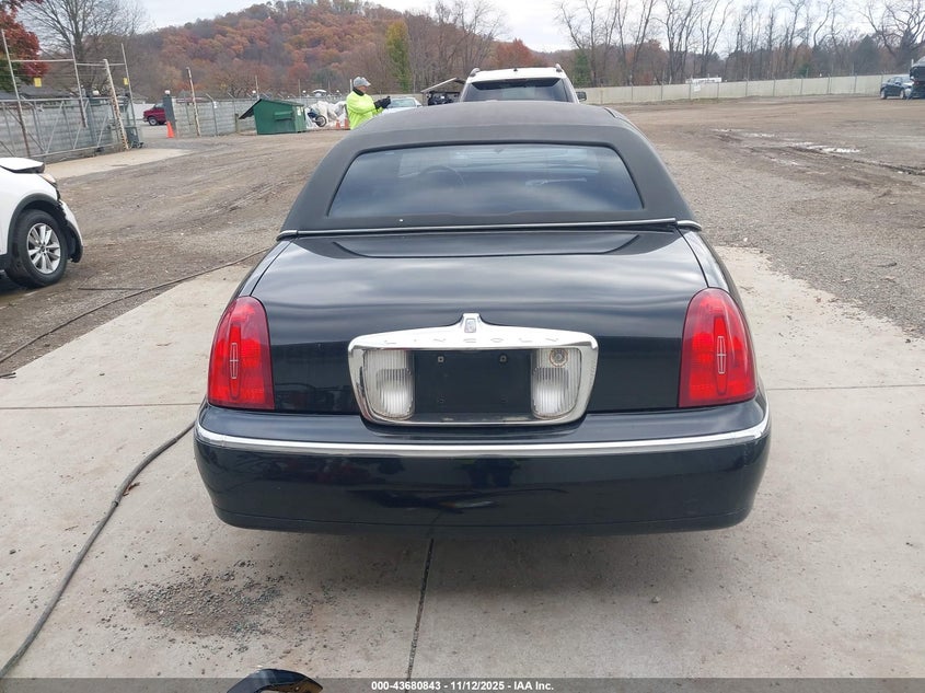 2001 Lincoln Town Car Signature VIN: 1LNHM82W91Y658583 Lot: 43680843