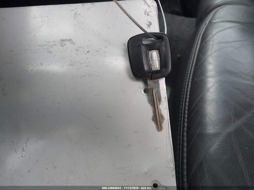 2001 Lincoln Town Car Signature VIN: 1LNHM82W91Y658583 Lot: 43680843