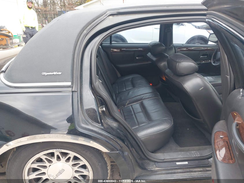 2001 Lincoln Town Car Signature VIN: 1LNHM82W91Y658583 Lot: 43680843