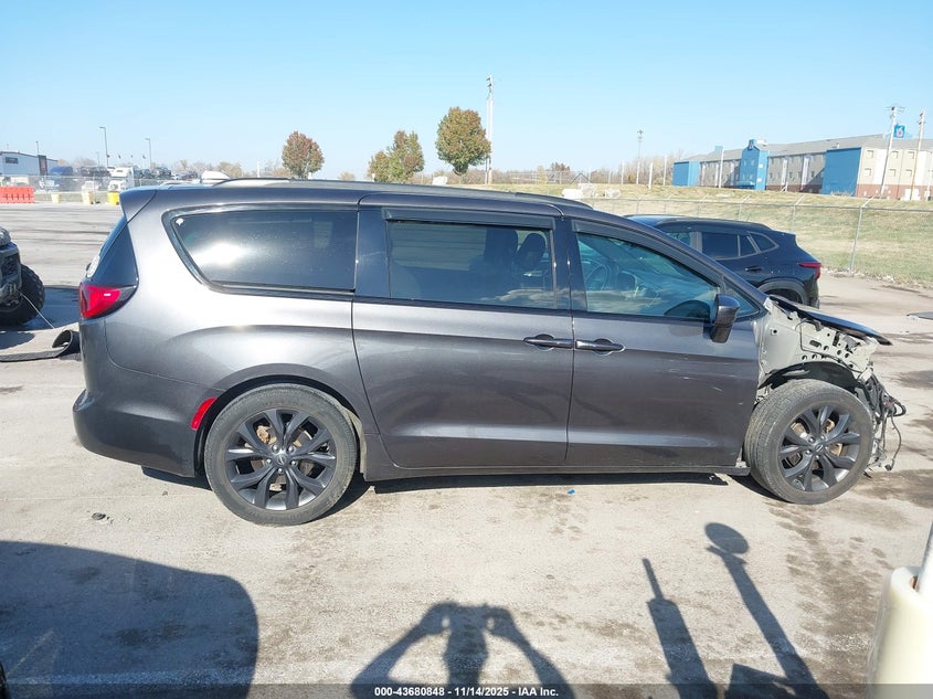 2019 Chrysler Pacifica Touring L VIN: 2C4RC1BG5KR667850 Lot: 43680848