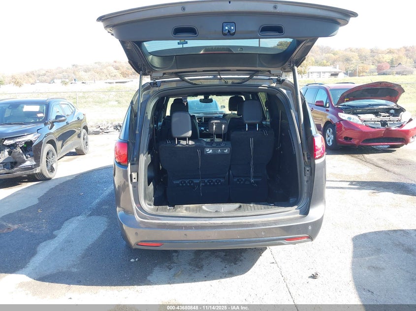 2019 Chrysler Pacifica Touring L VIN: 2C4RC1BG5KR667850 Lot: 43680848